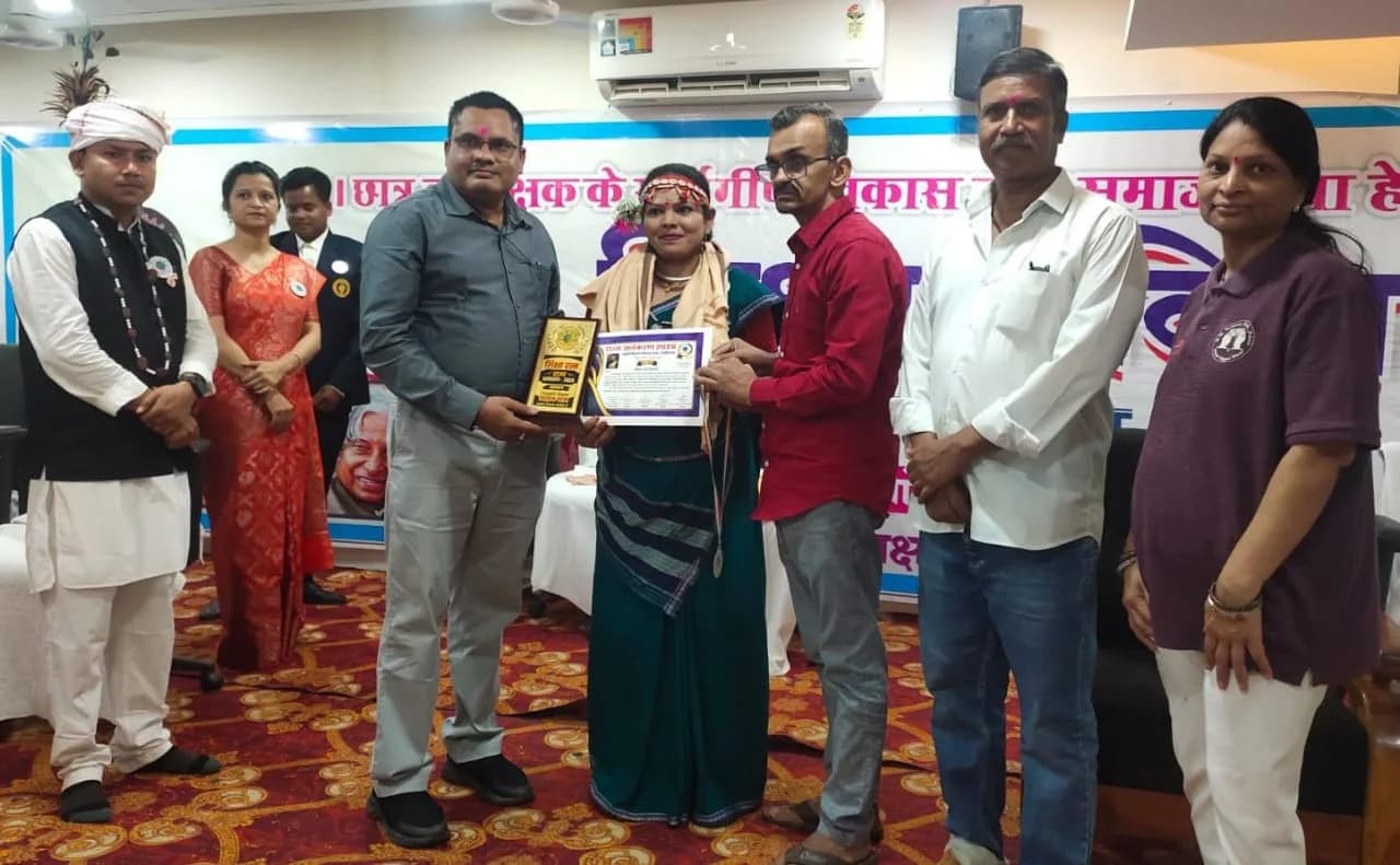 देवादा स्कूल की शिक्षिका अर्चना शर्मा शिक्षा रत्न राज्य अलंकरण से सम्मानित