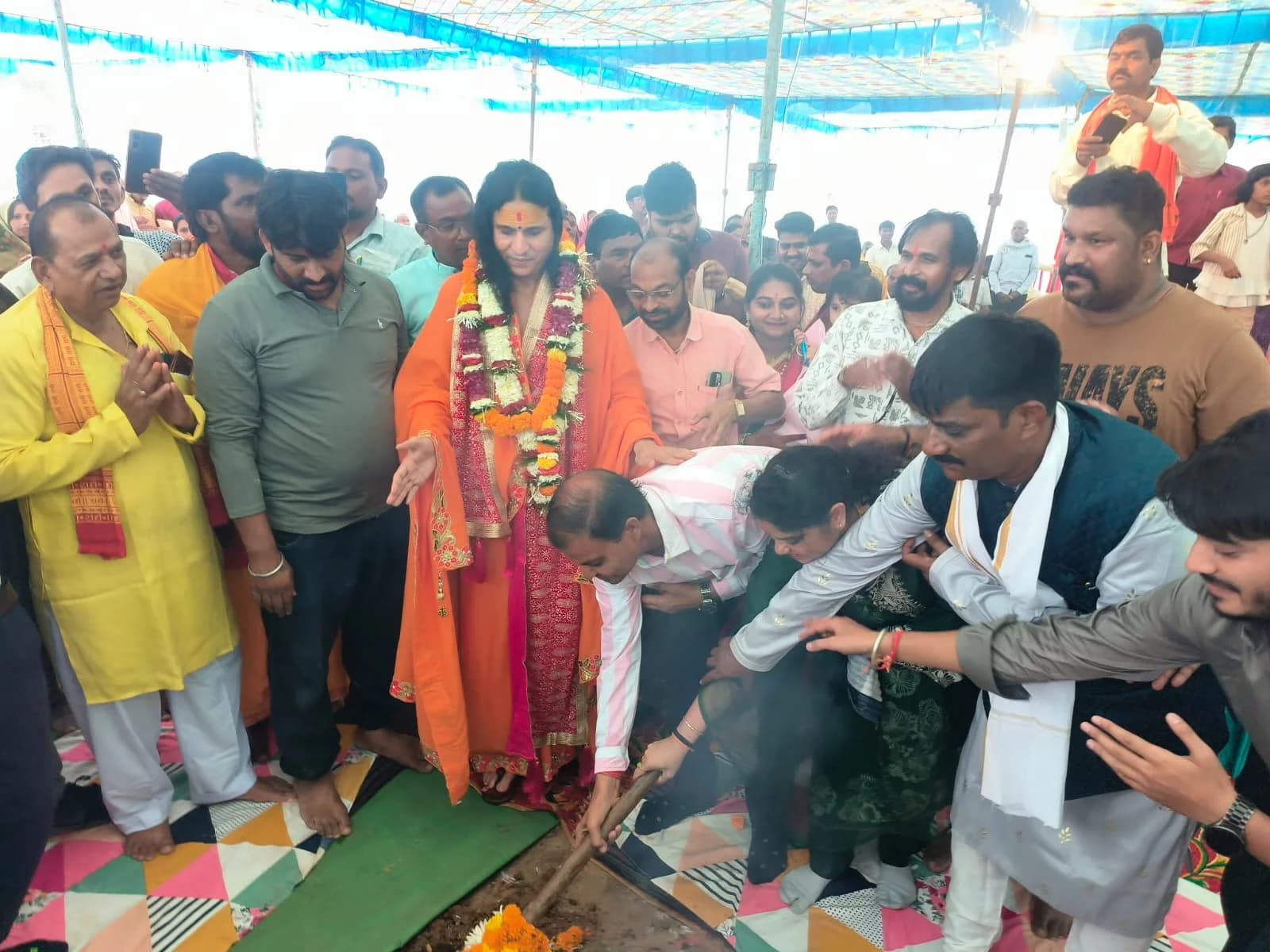 लक्ष्मीनारायण 108 कुंडीय महायज्ञ भूमिपूजन में जल संरक्षण का संकल्प जागरूकता का संदेश: मोतीपुर स्कूल मैदान में राष्ट्रीय संत डा. इंद्रदेवेश्वरानंद ने समझाई पानी की महत्ता