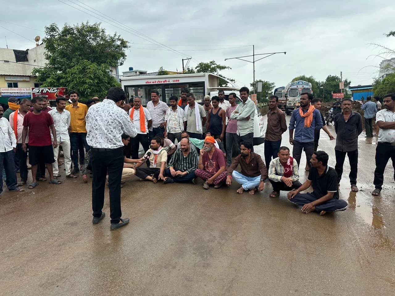 गड्ढों में समा रही हैं जानें, फिर भी सरकार और प्रशासन की नींद नहीं खुल रही: निखिल द्विवेदी राजनांदगांव-डोंगरगांव मार्ग पर खुले गड्ढों को लेकर ग्रामीणों में आक्रोश, चक्काजाम कर जताया विरोध
