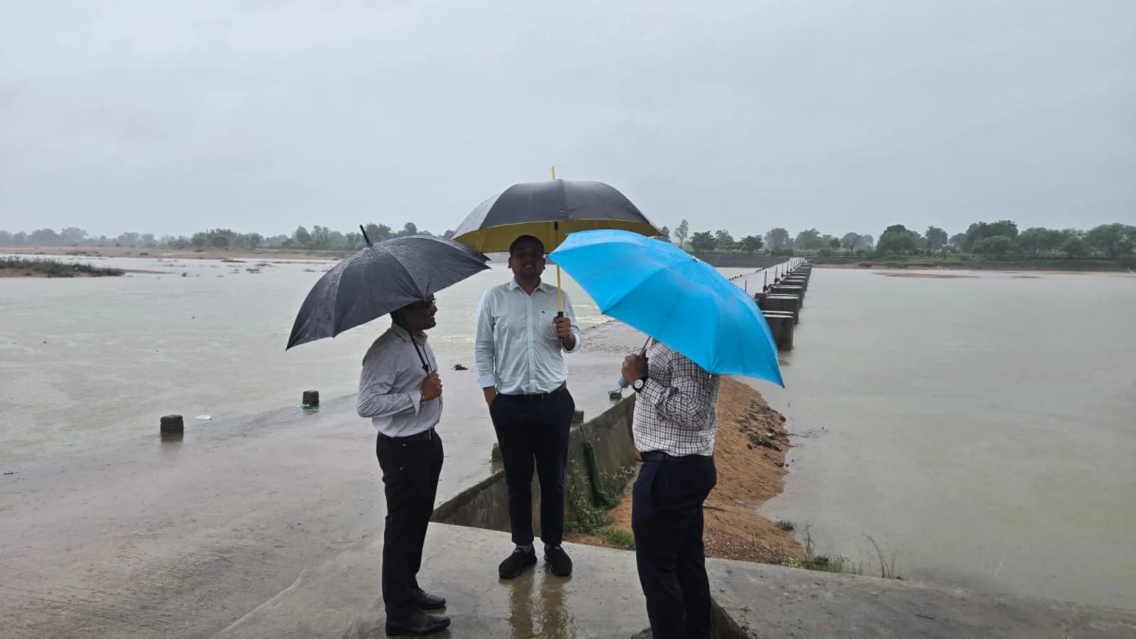 जिले में भारी बारिश, प्रशासन अलर्ट बाढ़ प्रभावित इलाकों और शिवनाथ नदी के आसपास गांवों का किया गया निरीक्षण